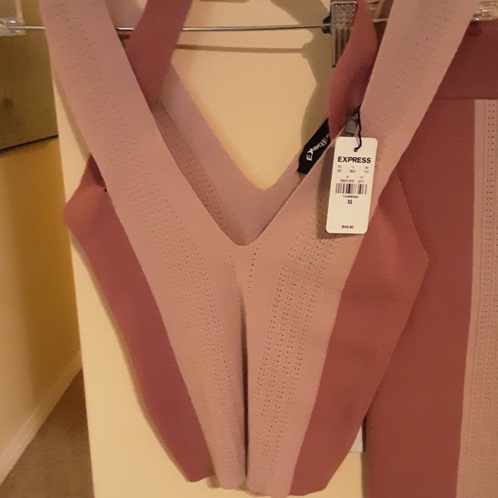 EXPRESS SWEATER CROP TOP AND SKIRT SET XS/XS - Picture 4 of 4